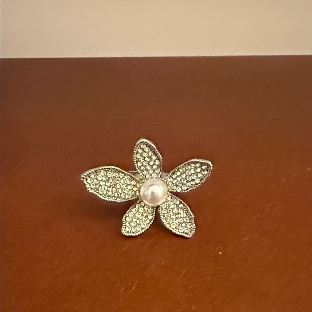 Elegant Silver Flower Ring